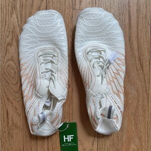 Healthy Freedom White Slip-On Athletic Barefoot Shoes with Peach Accent size 40